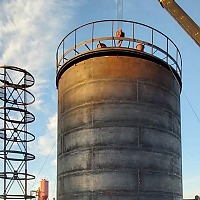 Завершение монтажа крыши на вертикальный резервуар для хранения битума